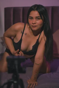 alisson_sanders I love my room and being online for you Pic 7