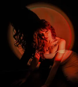 Velvet_Dreamss Between shadows and temptation... do you dare to imagine the rest? Poză