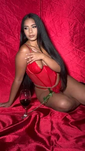 Romantic brunette 😏😍 de Kiaravegaa  6 Imagens