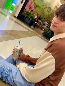 Having a Starbucks coffee ☕️☕️ od Naim_TheKing  5 snímek