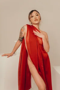 EveBensonX “Brushstrokes of silk and desire.” Pic