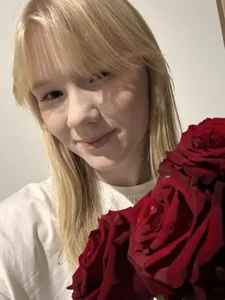 KoriMelon 🍉I was given some roses зображення 3