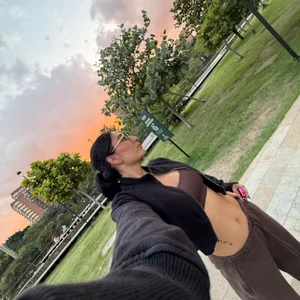 Scarlett_12 Enjoying my day off 🛼 Billede 4