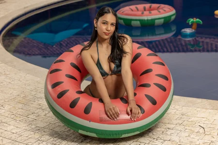 MiilaBlakeのPool Party ⛱️🌞の 4枚の写真