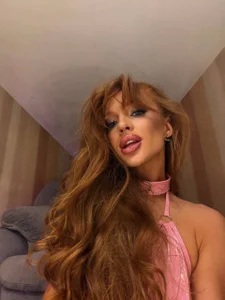 Redhead_Shark_new new pink outfit Foto 5