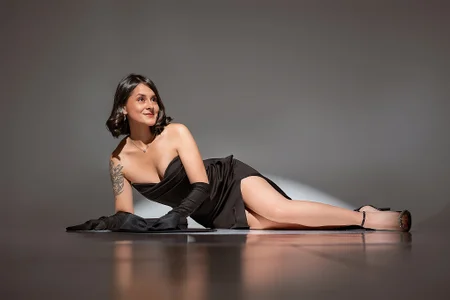 Alice_milf_ Vogue or Elle or L'officiel Which one would you see me? Immagine  5