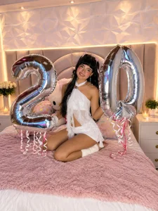 chloe_larson NOW WE ARE 20K Immagine  2