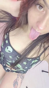 Melissa_KosterのSoft charm, striking form—your weakness? 🍀の枚の写真