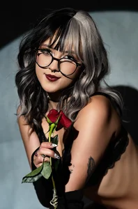 alixx_von_d Elegance wrapped in mystery Pic 3