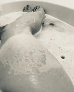 Anaisana Bathing my feet slika