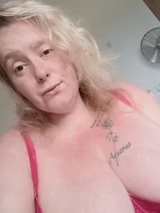 JizzyIzzy's XXX Nude Photo 3