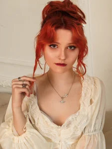 AlisHanson Public Pic