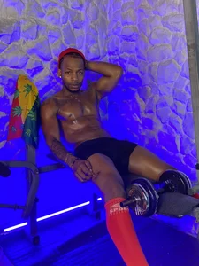 RicoBrown777_ We exercise together? Hình 2