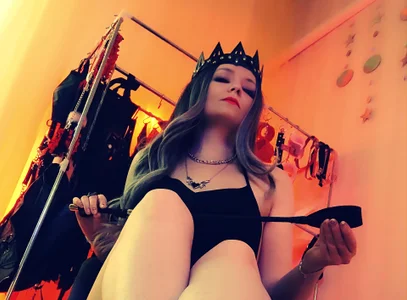 Beauty-And-The-Fist: Public ( 4 фото)