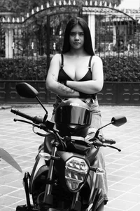 alhaana_ A beautiful motorcyclist! 🫣🫣 圖片 2