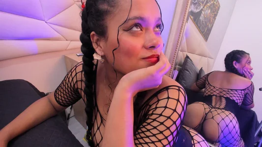 I try to stay serious as the pace picks up 😳 de ValeriaJulio_ Foto 3