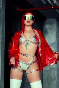 LeaThompsonCyber red Bild 6