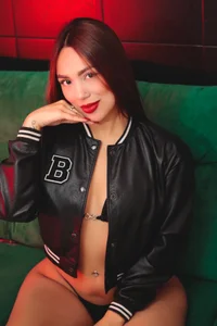 nikolevoshkie_ Are we going to lose control together? 💚 Pic 4