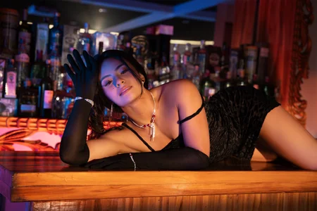 Mindy_sweety A drink and a beautiful girl is all you need Billede