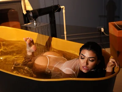 _brenda_becker sexy bathtub Pic 6