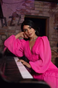 Holly_Brensonexx_ “Imagine my hands slowly running through every corner of your body… while you look at me like that, Foto