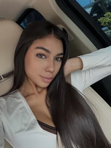 EllaSanz_ Public Pic 4
