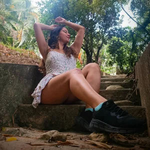 lovely_kitt Just a spark of charm… 💛 the rest lingers between shadows and golden glow. 🌅✨ Bilde 2