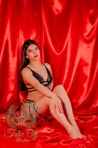 Natalie_loffreda I love how the color red highlights my body Pic