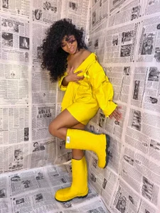 yellow girld de lucie_petite  3 photos