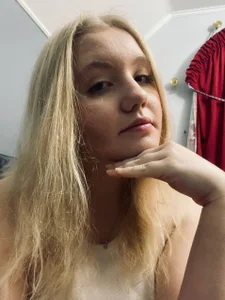 EmilyEvanse 🤍🤍🤍 Pic