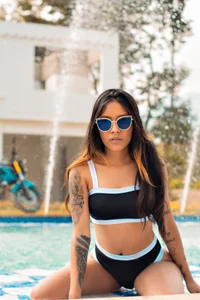 -camila-cooper-_ Pool day Foto 2