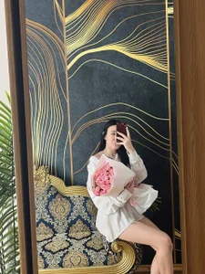 NikkiGoldSide moods Pic 3