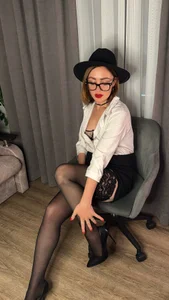 GoldenGoddess- sexy legs in stockings Pic 4