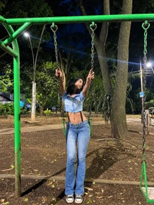 This black-haired girl caught everyone's attention in the park😋 od AlishOward35  6 snímek