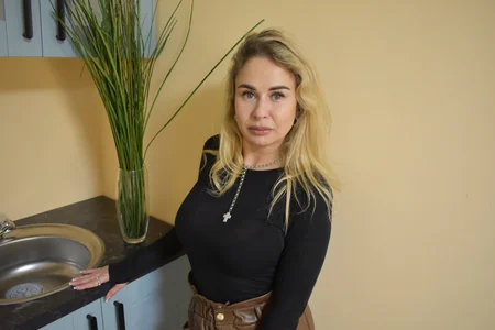 TiffanyThoughts Just me on my kitchen รูป  4