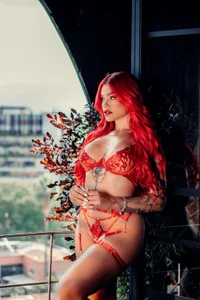 LeaThompson Your girl in red 💖 Foto 3