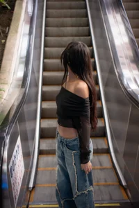 miyu_lu Between graffiti and neon lights... here I am 💚 Immagine  2