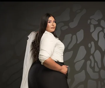 Amanda-Cruz Public Pic 4