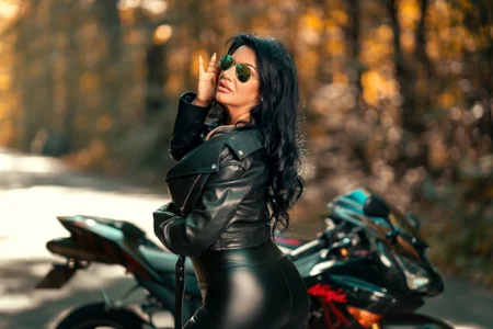 MissyJollieのLeather and Motorsの 2枚の写真