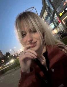 LizzaCrown In between Pic 3