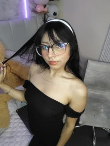 VioletxBloom: How I look in a black dress ( 6 фото)