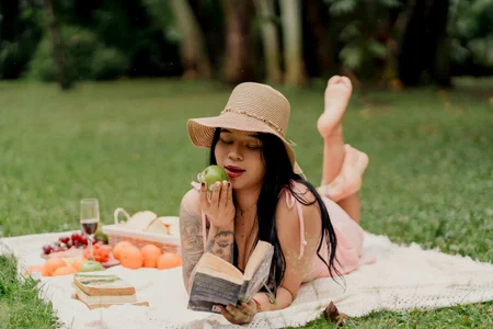 AriannaFoxxy A while on the grass! Will you accompany me? Pic