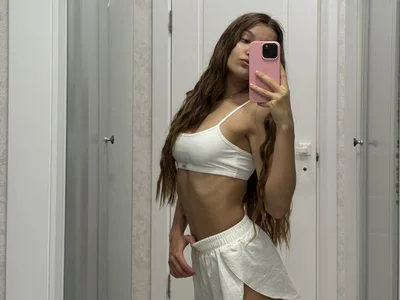 Julie_amazing Public Pic 3