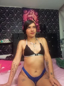 Sharlotshh hi, I'm a very naughty girl who likes to move her ass a lot 사진 8