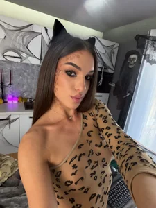 IrisMonn 🐾Purrfectly naughty... just a little kitten looking for attention🖤 🐾 slika 5