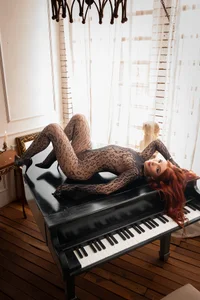 Too tempting to keep my heels on… 👠🔥 od JessicaMason  2 snímek