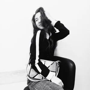 LolaBennett Public Foto