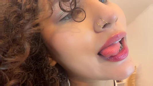 🤤My body, feet, eyes and lips🥵 od Emily_brown04  8 snímek