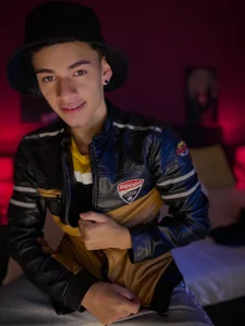 VikoHands a bit of me Pic 7