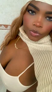 NatyParker new look blonde💛🌻 Foto